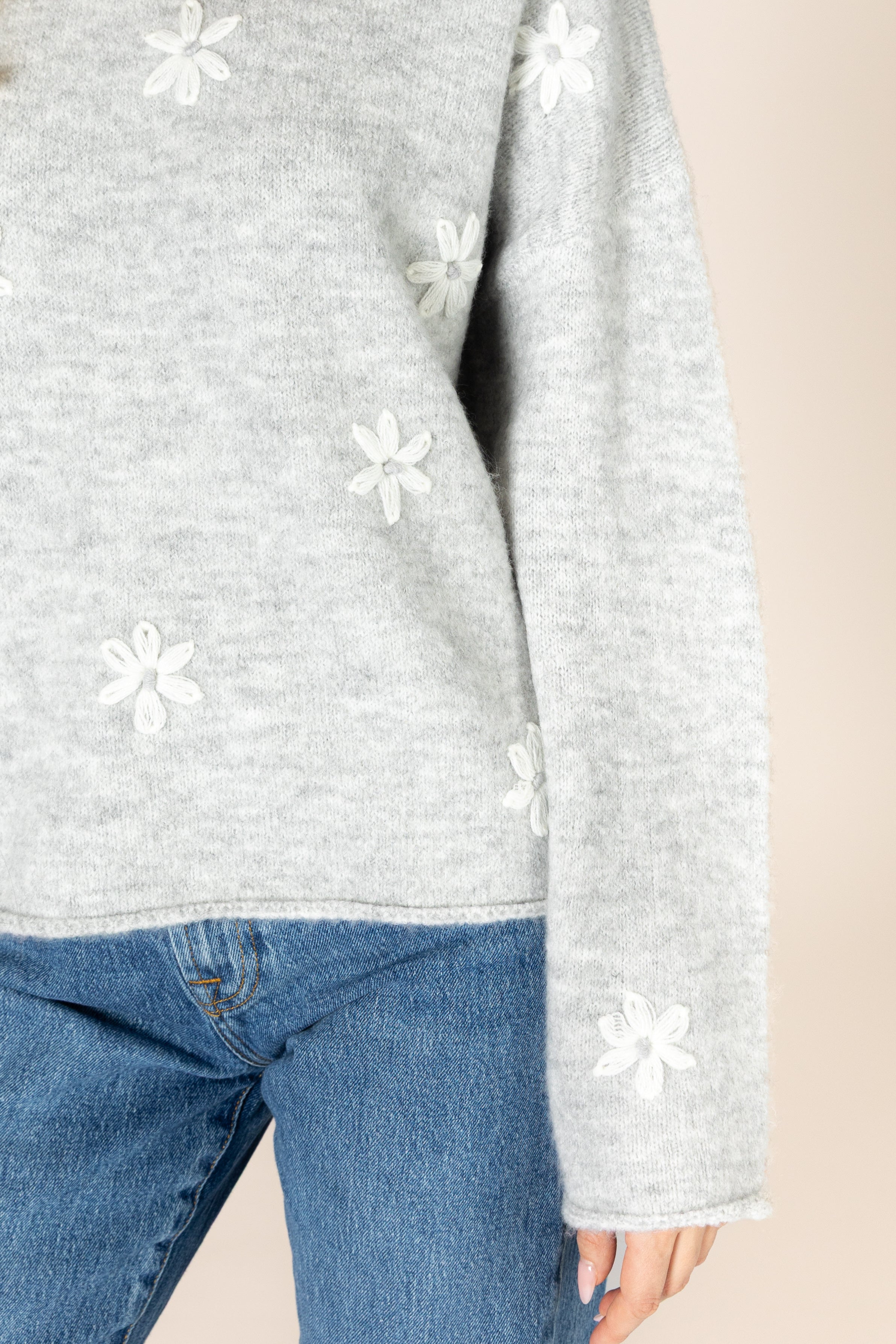 Lyla & Luxe Aiden Daisy Sweater - Sterling