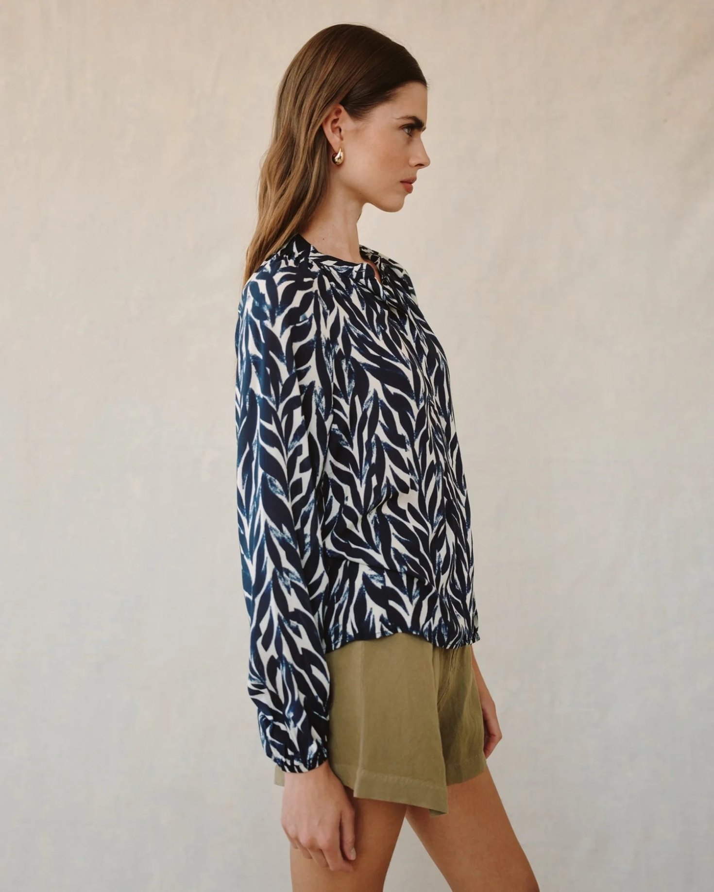 Bella Dahl Shirred Raglan Shirt - Navy Leaves