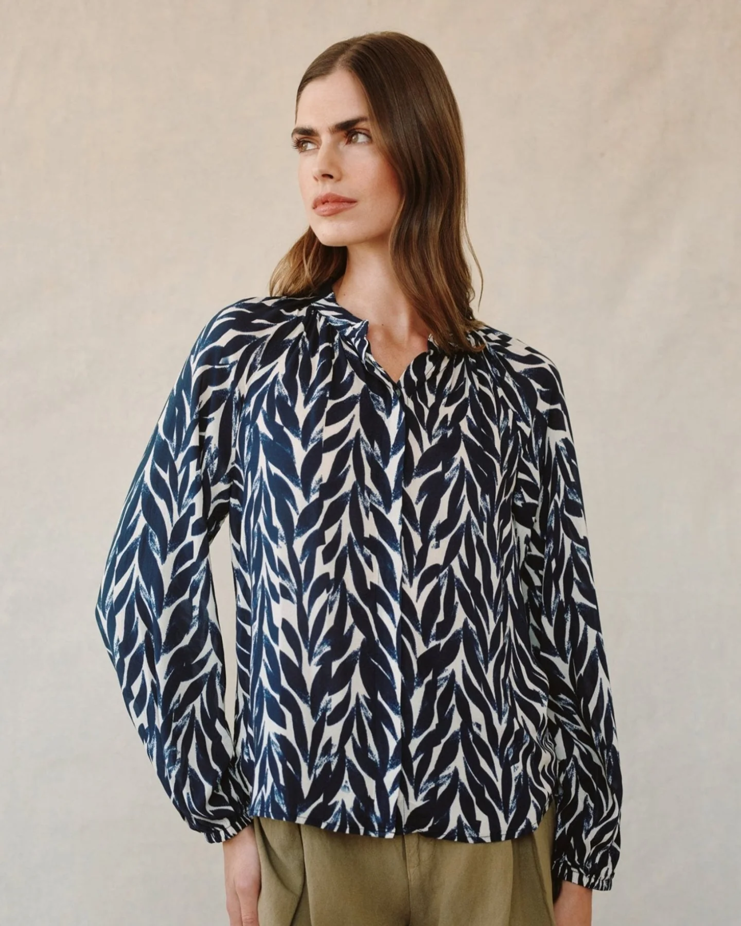 Bella Dahl Shirred Raglan Shirt - Navy Leaves