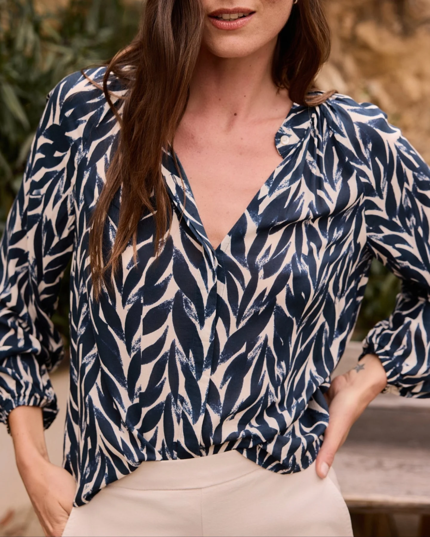 Bella Dahl Shirred Raglan Shirt - Navy Leaves