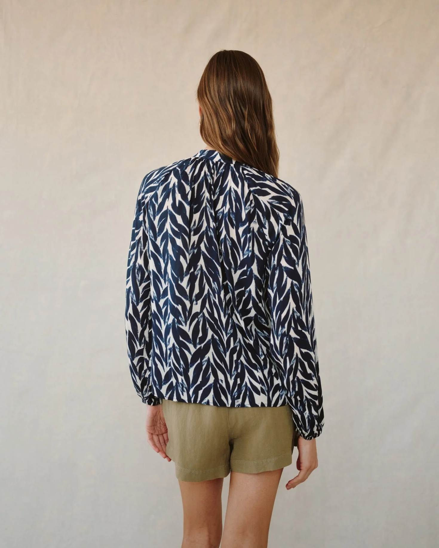 Bella Dahl Shirred Raglan Shirt - Navy Leaves