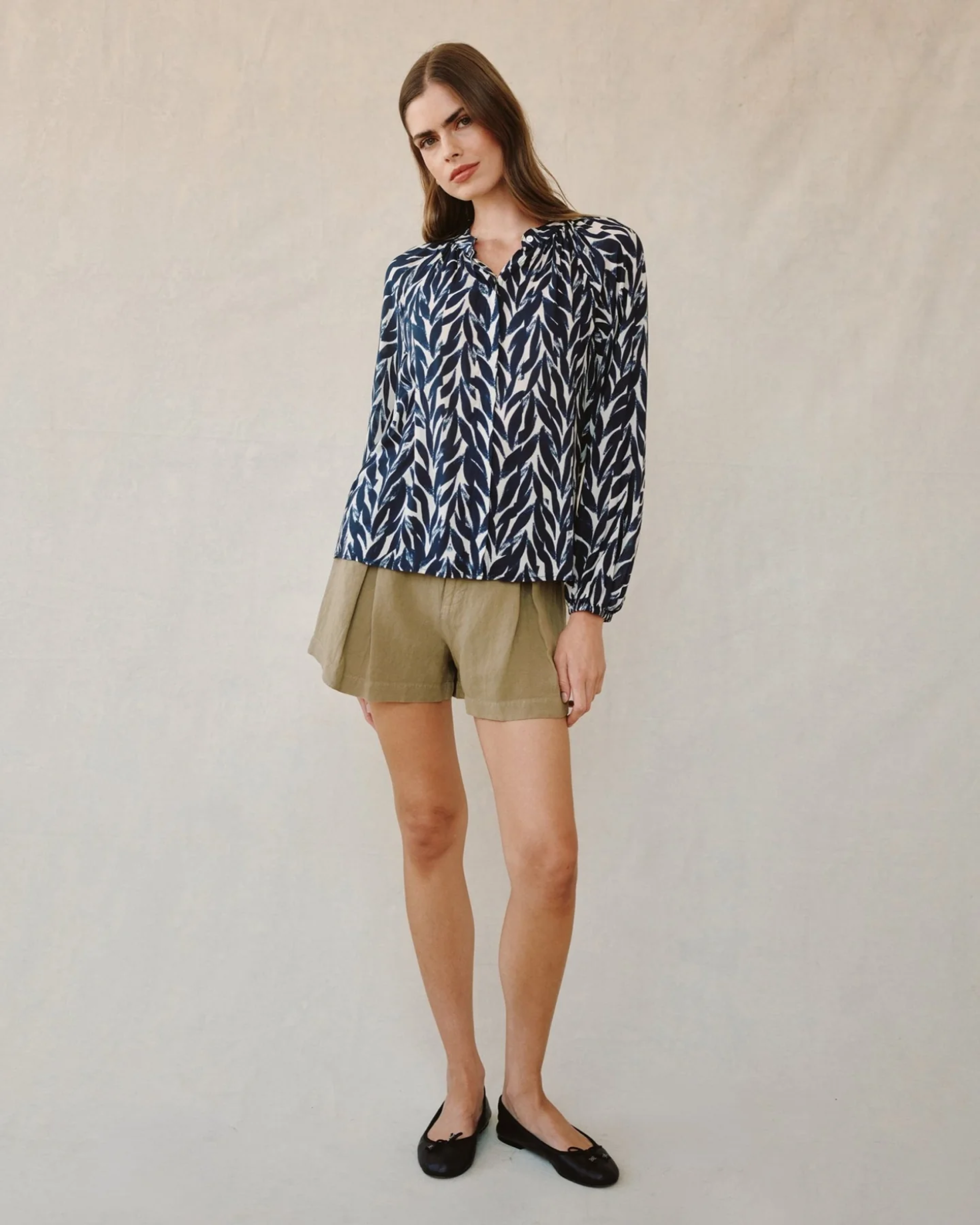 Bella Dahl Shirred Raglan Shirt - Navy Leaves