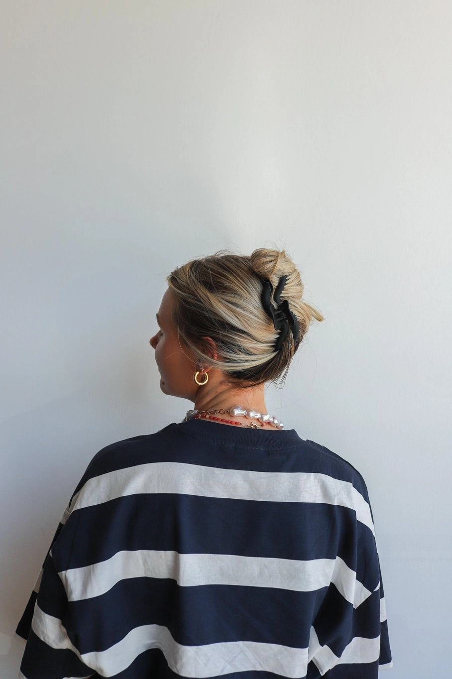 KAXI Wavy Midi Hold Everything Claw - Black